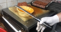 Stire din Social : Atenție unde mâncați pe litoral! Comisarii OPC au găsit mici expirați de patru luni și fresh-uri de fructe, din chimicale