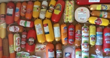 Stire din Social : Mizeriile din parizer! Piele de pasăre, emulsie de șorici și colorant din gândaci