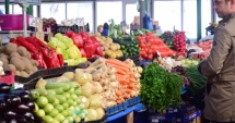 Stire din Social : Cum ne păcălesc tarabagiii cu fructe și legume "românești", cumpărate din import