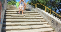 Stire din Social : Plaje ca-n Malibu, la Constanța, cu "ulițe" pline de mizerii și bălării