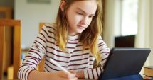 Stire din Cultură-Educație : Școlile își fac stocuri de laptopuri, tablete și conexiuni rapide la internet