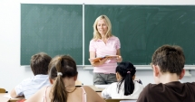 Stire din Cultură-Educație : Profesorii, plătiți să învețe să lucreze  cu noile programe școlare