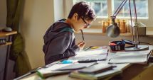 Stire din Cultură-Educație : Programe supraîncărcate pentru elevi. "Muncesc mai mult decât un adult"