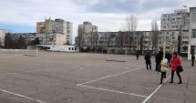 Stire din Social : Tensiuni la Școala nr. 37. Părinții cer primăriei construirea unei săli de sport!