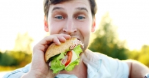 Stire din Social : Câtă carne este în sandvișul tău preferat? Salamurile din magazine, batoane cu aditivi și grăsimi