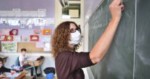 Stire din Cultură-Educație : Şcolile intră, în sfârşit, în era cursurilor online. Achiziţii de table inteligente  şi laptopuri