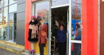 Stire din Social : Magazinele second-hand au invadat Constanța. Cine se îmbracă de la "mâna a doua"