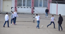Stire din Cultură-Educație : Cine plătește paza elevilor în școli. "Așteptăm să se întâmple o tragedie?"