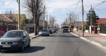 Stire din Politică-Administrație : Haos pe strada Pandurului. Mașinile parcate pe carosabil, trotuarele pavate goale. "Cine plătește risipa?"