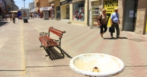 Stire din Social : Țâșnitorile de pe străzi și din parcuri lipsesc cu desăvârșire ori sunt oprite, vechi și ruginite