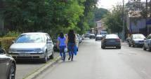 Stire din Social : Aberații "a la Constanța"! Mașinile stau pe trotuar, pietonii merg pe carosabil