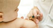 Stire din Sănătate : Tot mai mulți părinți refuză vaccinarea copiilor. Ce riscă micuții