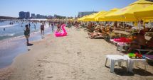Stire din Social : Valurile mari înghit plajele iar algele au invadat litoralul
