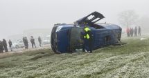 Stire din Eveniment : Zi neagră pe șoselele din Constanța. O elevă de 17 ani și un bărbat de 37 de ani, striviți de un microbuz