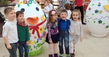 Stire din Cultură-Educație : Grădinița "Dumbrava Minunată" a decorat cel mai frumos și imens ou de Paști