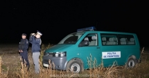 Stire din Eveniment : Bărbat fără acte și adolescent fără permisul părinților de a călători în străinătate, ascunși sub bagaje, într-un microbuz