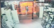 Stire din Eveniment : VIDEO! Cum a încercat un constănțean să "spargă" un centru comercial