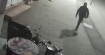 Stire din Eveniment : Au furat un motor chiar din faţa unei case din Constanţa, deşi iniţial au ezitat! Momentul, suprins de camerele video