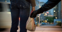 Stire din Eveniment : Cum a rămas o femeie din Constanța fără poșetă, carduri și bani, în plină stradă