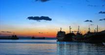 Stire din Economie : Furtuna a dat cap în cap trei tancuri petroliere