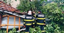 Stire din Eveniment : FOTO. Furtunile au făcut ravagii, în România! Peste 100 de localităţi, afectate de ploi şi grindină