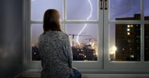 Stire din Eveniment : Reguli noi în caz de furtună, după ce o femeie a murit în propria casă. „Nu mai stați la geamuri”