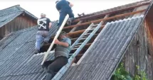 Stire din Social : Vremea a scăpat de sub control. Acoperișuri smulse și grindină cât oul de porumbel