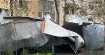 Stire din Social : Furtunile au făcut prăpăd în jumătate de țară: gospodării distruse de grindină, acoperișuri smulse de vânt