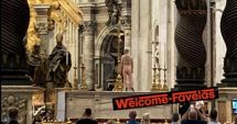 Stire din Actualitate : Caz incredibil la Vatican! Un bărbat s-a dezbrăcat în Bazilica Sf. Petru și s-a urcat gol pușcă pe altarul principal
