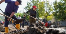 Stire din Social : Au scos nămolul din gospodării. Funcționarii publici din cadrul Ministerului Muncii sprijină comunitățile afectate de inundații