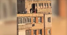 Stire din Eveniment : Pericol extrem! Minorii care au transformat acoperișurile unor blocuri turn în „loc de joacă”