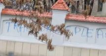 Stire din Social : Gardul Palatului Cotroceni, vandalizat! „Trădătorule, pleacă” este mesajul inscripționat