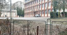 În sfârșit! Gardul Şcolii „Mihai Viteazul”, refăcut după 53 de ani