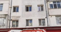 Stire din Eveniment : Un bărbat de 70 de ani a căzut de la etajul doi al unui bloc în timp ce spăla geamurile