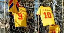 Tricourile purtate de jucătorii celor două echipe de fotbal la meciul de adio al Generaţiei de Aur, scoase la licitaţie