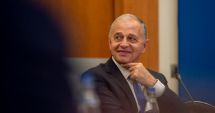 Stire din Actualitate : Geoană vrea să-i calce pe urme lui Băsescu. Imagini virale cu noua tunsoare