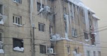 Stire din Eveniment : O femeie a murit după ce a fost lovită de o bucată de gheață, desprinsă de pe un bloc