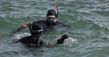 Stire din Eveniment : Galerie foto. Scafandrii o căutau în mare, ea dormea buștean în pat. Cum a pus o maseuză poliția pe jar