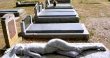 Stire din Fun : Glume macabre în cimitir