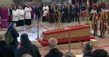 Stire din Actualitate : Sicriul cu trupul Papei Francisc a fost depus la Bazilica Sfântul Petru