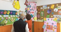 Stire din Cultură-Educație : Preșcolarii Grădiniței 45 și artiștii dobrogeni au vernisat expoziția "Mama - giuvaer  și primăvară"