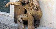 Stire din Fun : Grea-i viața de statuie!