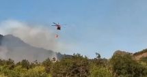 Stire din Eveniment : Un elicopter Black Hawk intervine pentru stingerea incendiului de lângă satul Greci, județul Tulcea