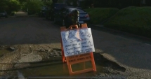 Stire din Actualitate : Video. Petrecere aniversară pentru o ... groapă din carosabil
