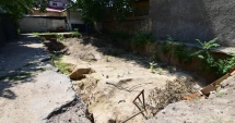 Stire din Social : Sarabanda ilegalităților! Scandalul  "gropii" din strada Sarmizegetusa
