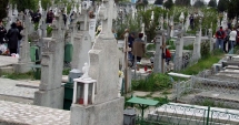 Stire din Social : Groparii din cimitir, reclamați. "Cer bani mulți și defilează ca la club!"