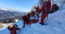 Stire din Eveniment : Grup de turişti din Constanţa, printre care şi cinci copii, ajutaţi de salvamontişti să ajungă la telecabină, din cauza riscului de avalanşă