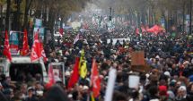 Stire din Actualitate : Franța paralizată de greva generală: Aproape un milion de persoane au ieșit în stradă