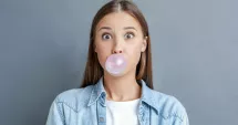 Stire din Sănătate : Guma de mestecat vă atacă smalțul şi poate influența digestia