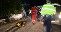 Stire din Eveniment : TRAGEDIE RUTIERĂ! TREI OAMENI SPULBERAȚI DE O MAȘINĂ CU RULOTĂ! Doi morți, doi răniți
